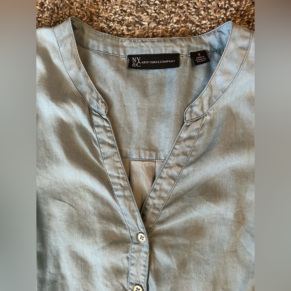 5/$25 New York & Company women’s light blue chambray top size small - Picture 3 of 8